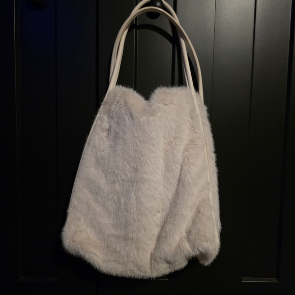 NWT Victoria's Secret Faux Fur Tote Cream Weekender Shoulder Bag Fuzzy Soft - Picture 4 of 7